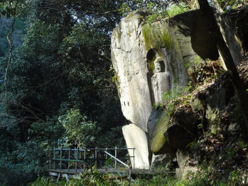 和束弥勒磨崖仏遠景.jpg
